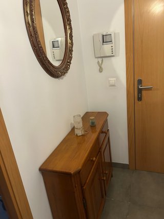 Mueble Recibidor de Madera con Espejo Dorado