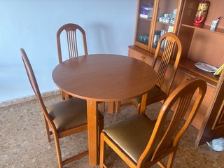 Mesa Redonda de Madera y 4 Sillas