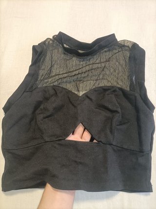 Camisa Negra con Detalle de Malla