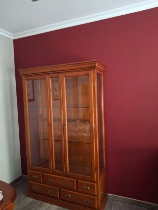 Vitrina de salón de madera y cristal