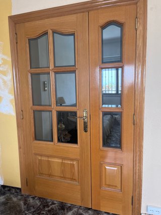 Puerta Doble de Madera con Cristales