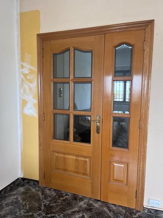 Puerta Doble de Madera con Cristales