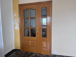 Puerta Doble de Madera con Cristales