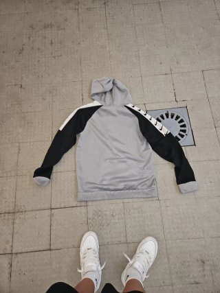 Sudadera gris y negra con logo nike