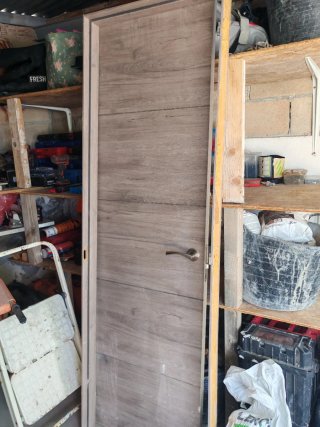 Puerta de madera con manilla
