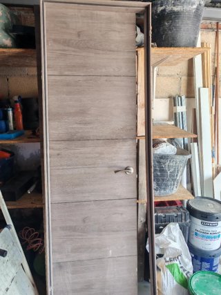 Puerta de madera con manilla