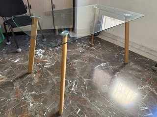 Mesa de cristal y aluminio imitando madera
