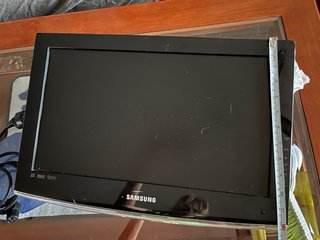 Samsung TV 18” con soporte de pared