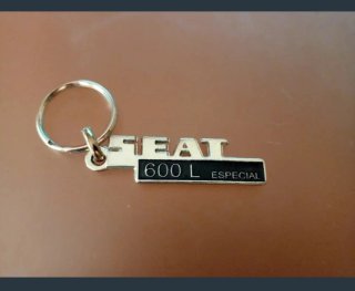 LLAVERO SEAT 600 L ESPECIAL DE METAL CROMADO
