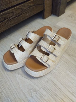 Sandalias de cuña beige y marrón