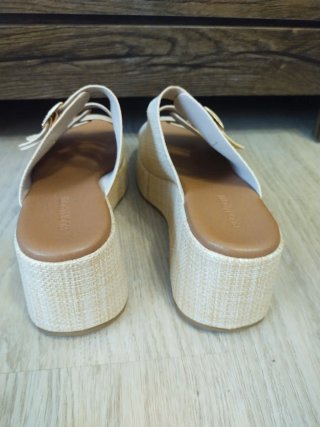 Sandalias de cuña beige y marrón