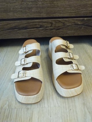 Sandalias de cuña beige y marrón