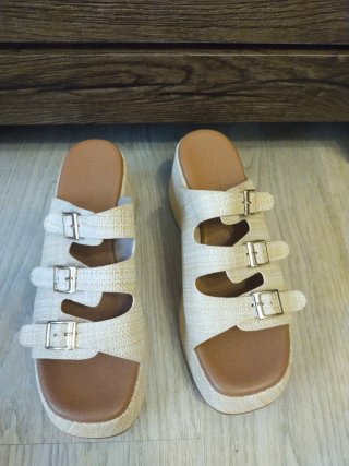 Sandalias de cuña beige y marrón