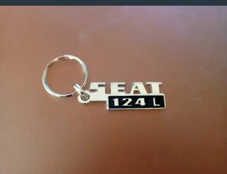 LLAVERO SEAT 124 L DE METAL CROMADO