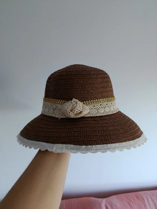 Sombrero de paja marrón con encaje