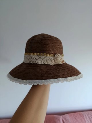 Sombrero de paja marrón con encaje