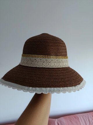 Sombrero de paja marrón con encaje