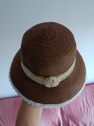 Sombrero de paja marrón con encaje