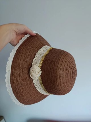 Sombrero de paja marrón con encaje