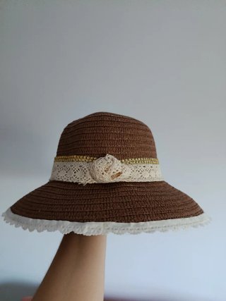Sombrero de paja marrón con encaje