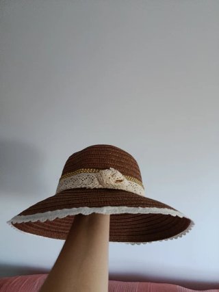 Sombrero de paja marrón con encaje