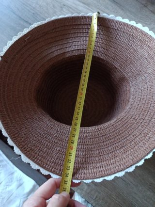 Sombrero de paja marrón con encaje
