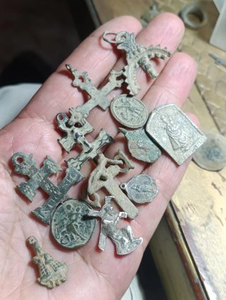 Lote de 12 medallas y cruces religiosas