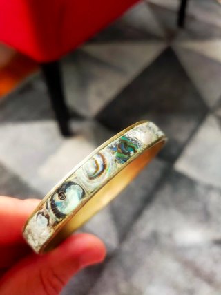 Pulsera dorada con incrustaciones