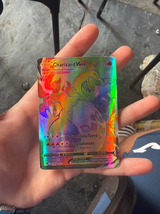 Carta Pokémon Charizard VMAX 074/073