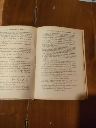 Libro antiguo de matemáticas en francés
