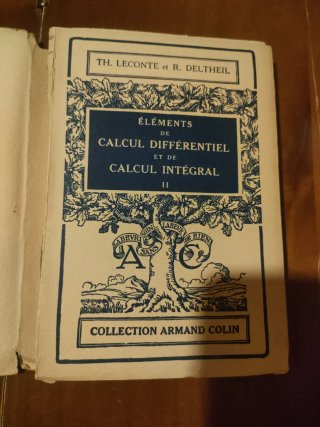 Libro antiguo de matemáticas en francés