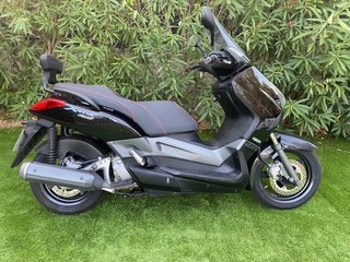 Yamaha X-Max 125 con motor de 250cc. Distintivo C