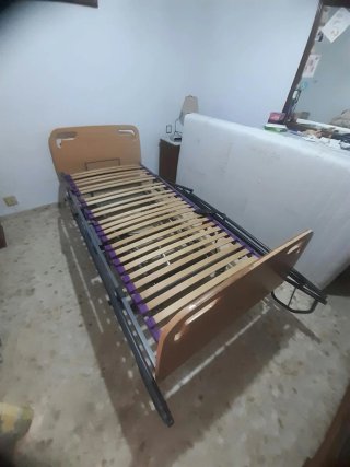 Cama geriátrica articulada con carro elevador