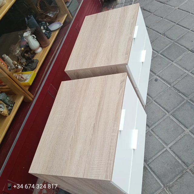 Mesillas de noche blancas y marrones