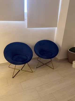 Sedie in velluto blu con piedi dorati
