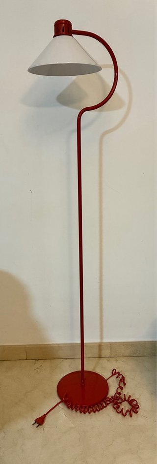 Lámpara de pie metálica roja y blanca