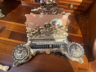 Escribanía de Bronce con Detalles Ornamentales