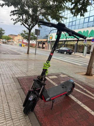 Patinete eléctrico potente, buen estado