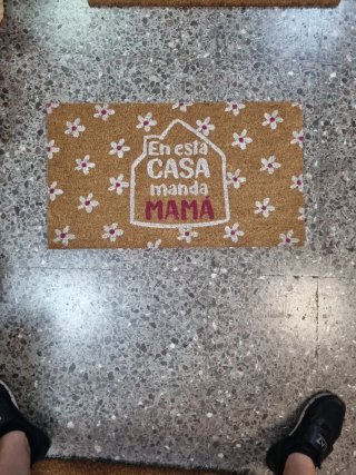 Tappeto con messaggio 'In questa casa comanda MAMMA'