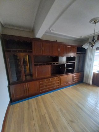 Mueble de salón madera y cristal