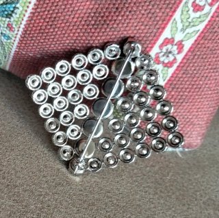 Broche de bisutería con pedreria Swarovski