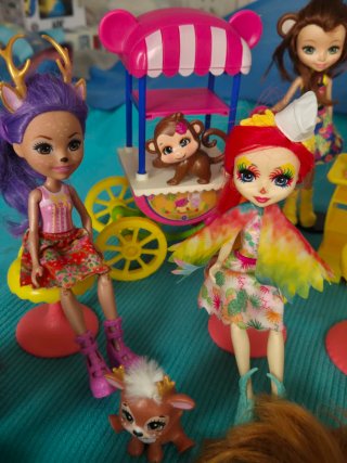 Set de 9 Muñecas Enchantimals con sus mascotas