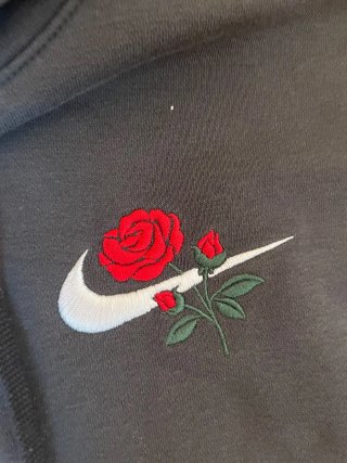 Sudadera Nike Negra con Bordado de Rosa