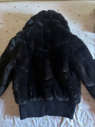 Chaqueta pelo negra sin capucha