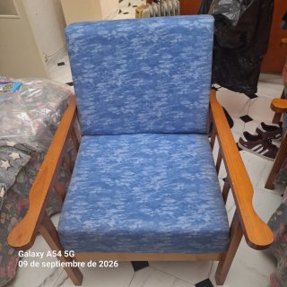 Pareja de sillones de tela y madera