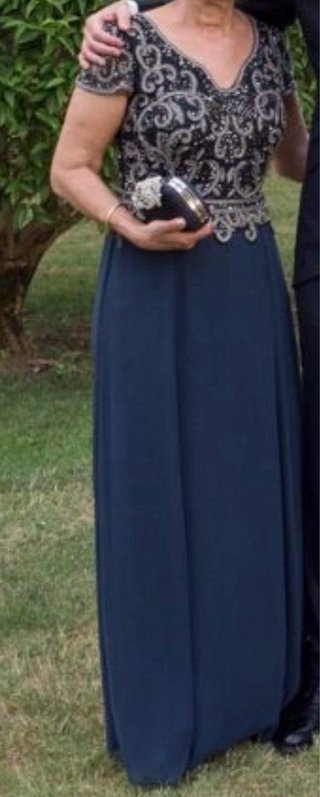 Vestido de fiesta largo azul y pedrería