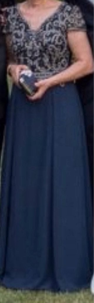 Vestido de fiesta largo azul y pedrería