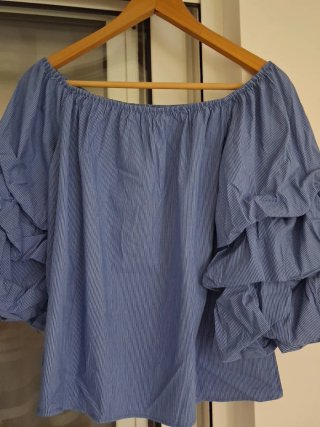 Blusa con cuello Bardot azul