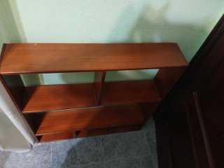 Tavolo da scrivania in legno massello e scaffale abbinato