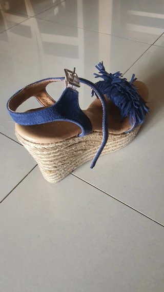 Sandalias cuña azul con flecos
